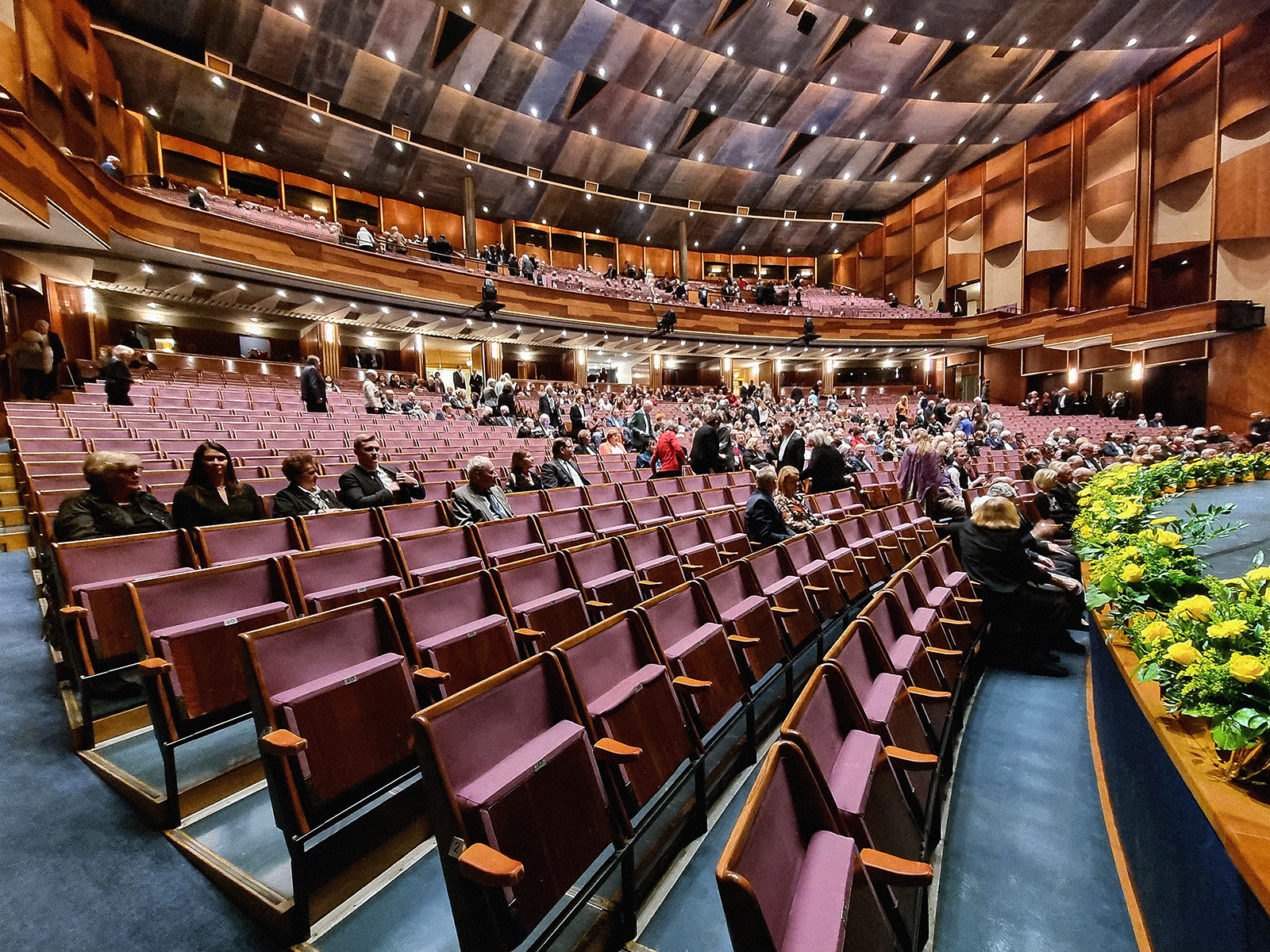vor dem Konzert: der Saal füllt sich