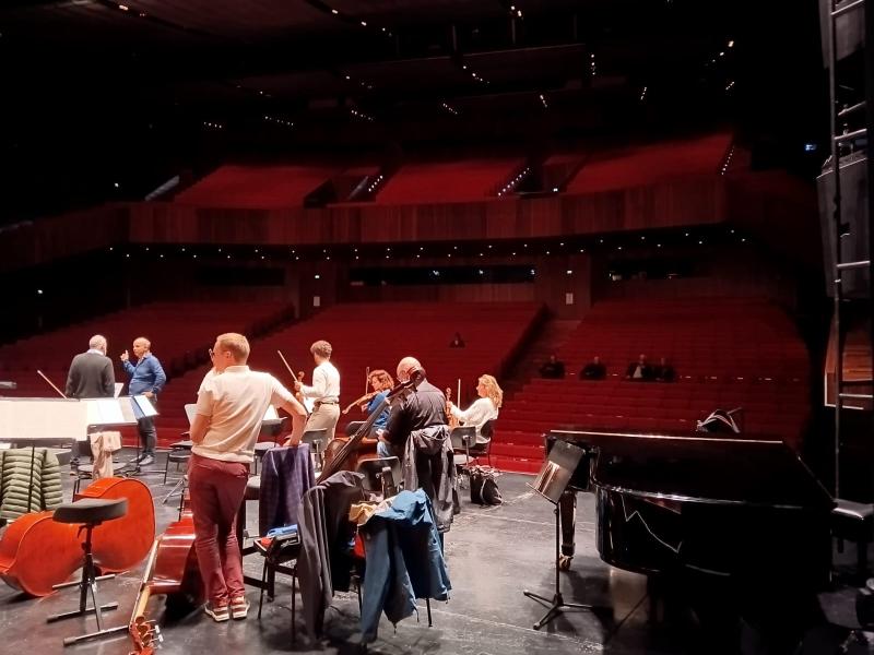 Kolja Blacher und Dirigent Roland Kluttig in kurzer Abstimmung vor der Probe des Violinkonzerts.