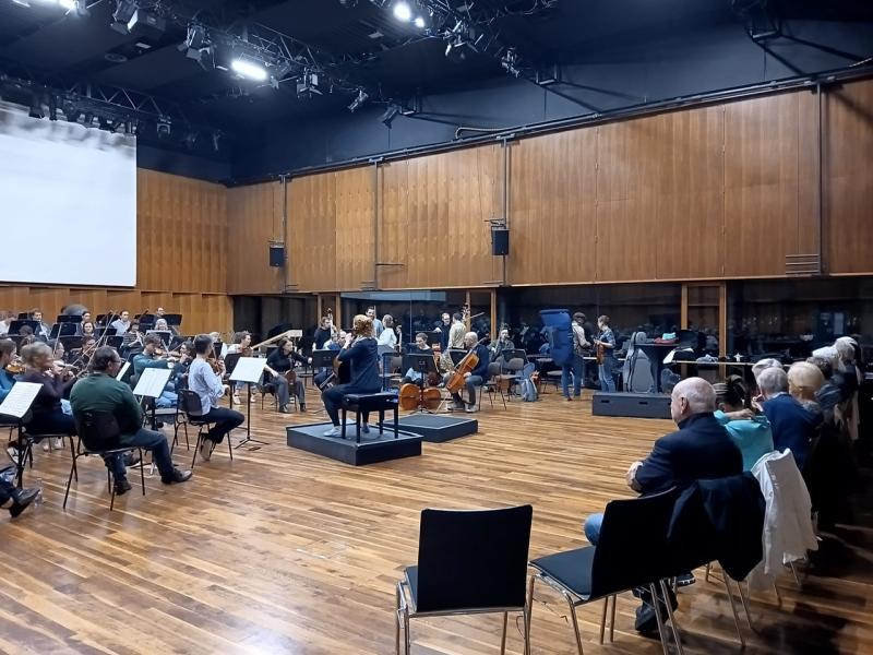 Kurz vor Probenbeginn, Harriet Krijgh spielt - anders als beim Konzert - mit Blick zum Orchester. © SOV