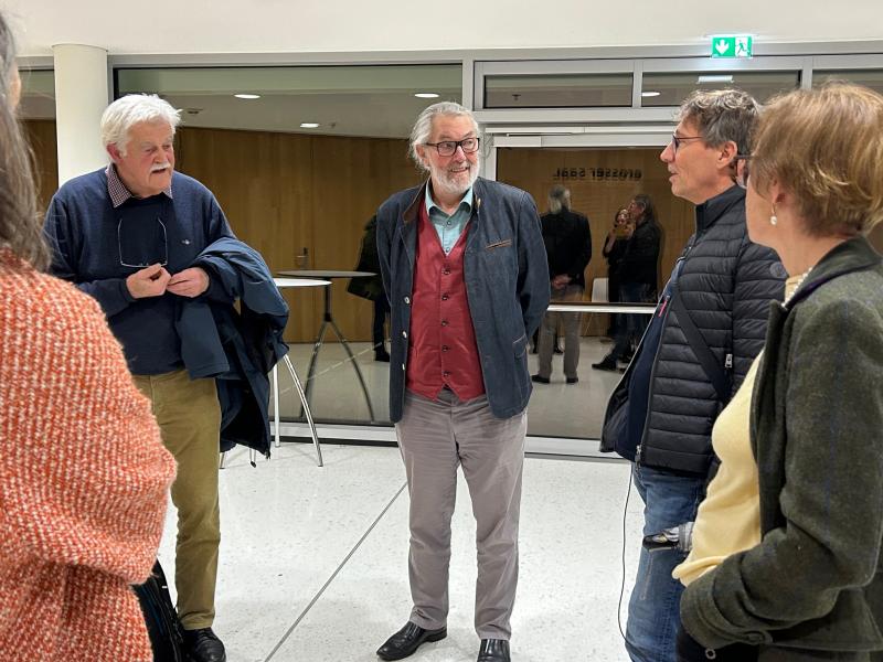 Nikolaus Brass (links) im Gespräch mit Vereinsmitgliedern © SOV