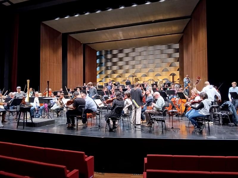 Kurz vor Probenbeginn herrscht noch geschäftiges „Einspielen“ auf der Bühne