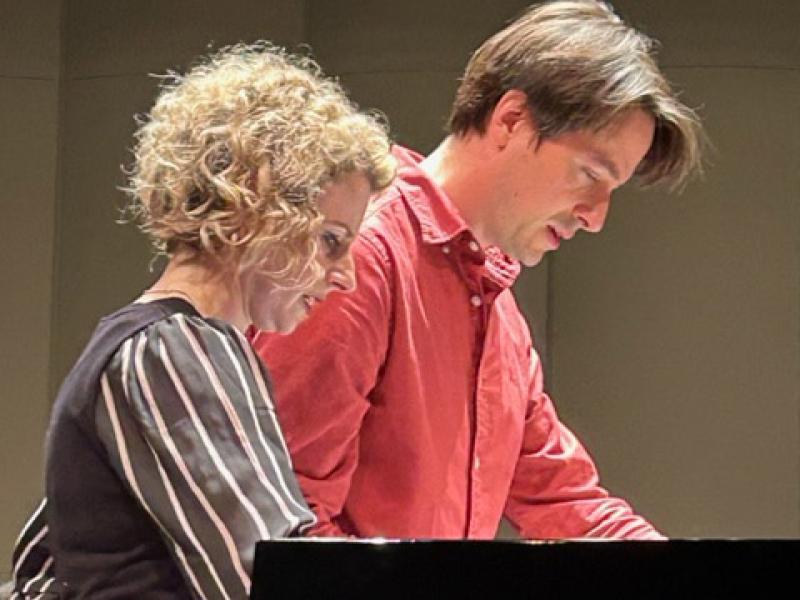 Kurze Absprachen zwischen Chefdirigent Leo McFall und Pianistin Alexandra Silocea nach dem ersten Durchlauf des Schumann’schen Klavierkonzerts a-Moll.